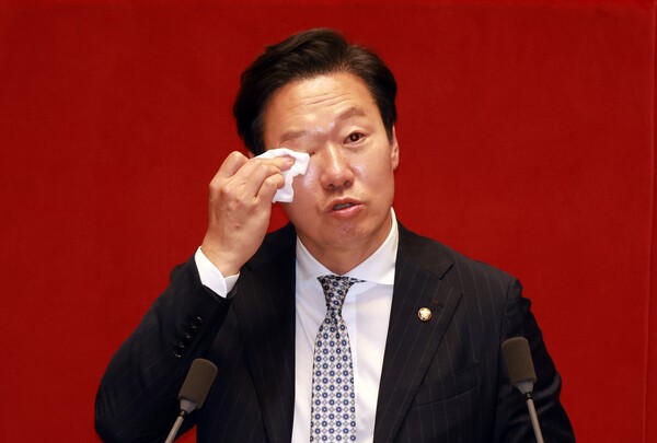 박수민 국민의힘 의원이 26일 오전 서울 여의도 국회에서 열린 본회의에서 약 15시간 30분째 정부조직법 반대 필리버스터를 하던 중 참관 온 초등학생들에게 덕담을 하다 눈물을 닦고 있다. 사진=뉴시스