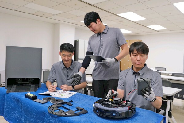 삼성전자서비스 엔지니어들이 기술자격 평가에 대비해 로봇청소기를 공부하는 모습. 사진=삼성전자