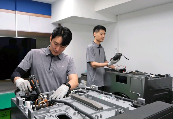 삼성전자서비스 엔지니어들이 기술자격 평가에 대비해 세탁기 제품을 공부하는 모습. 사진=삼성전자