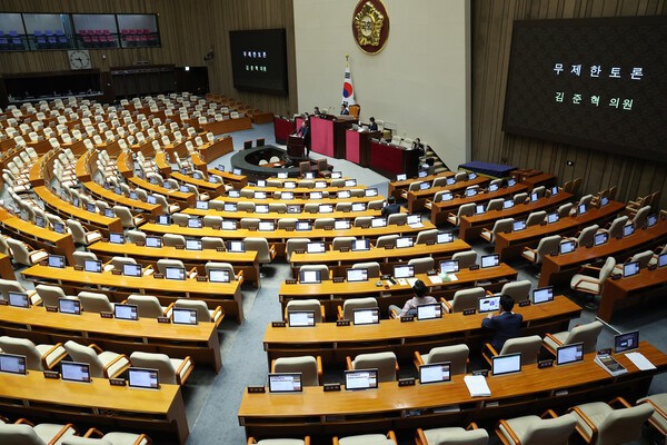 김준혁 더불어민주당 의원이 28일 국회 본회의에서 국회법 일부개정법률안(위원회안)에 대한 찬성 무제한토론(필리버스터)을 하고 있다. 사진=뉴시스
