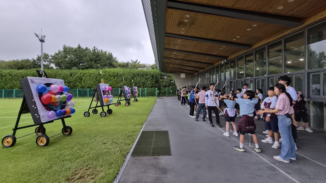 현대제철이 개최한 초등학생 양궁장 초청행사에 참가한 학생들이 양궁 미니게임을 즐기고 있다. 사진=현대제철