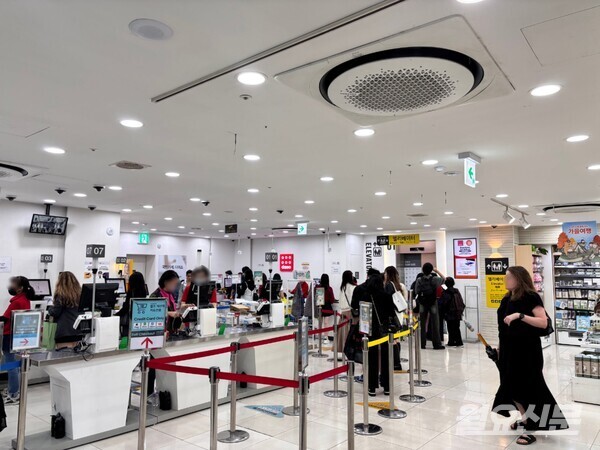 1층 계산을 기다리며 줄을 서 있는 외국인 관광객들. 사진=김나연 기자