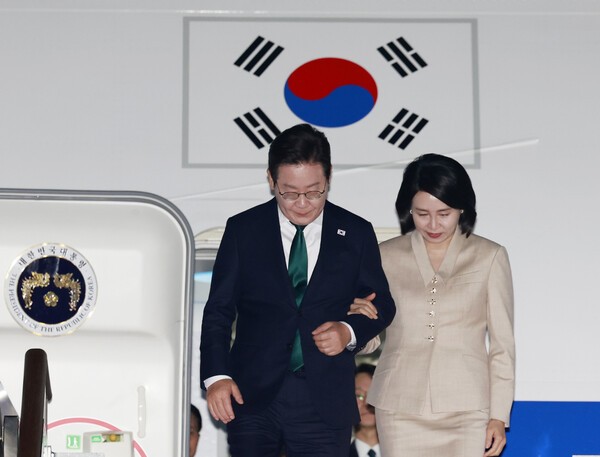 이재명 대통령과 영부인 김혜경 여사가 유엔 총회 등 미 순방 일정을 마친 후 지난 26일 경기 성남 서울공항에 도착해 공군 1호기에서 내리고 있다. 사진=뉴시스