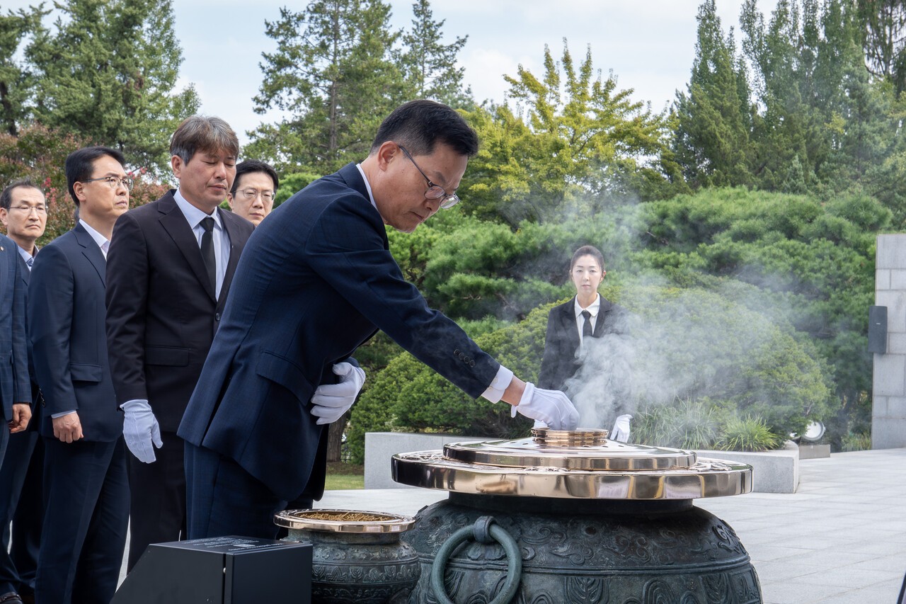 손재일 한화에어로스페이스 한화시스템 대표가 29일 국립서울현충원에서 호국영령을 위해 참배하고 분향하고 있다. 사진=한화에어로스페이스