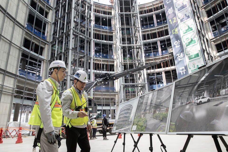현대건설 관계자들이 건설 현장에서 안전관리 계획을 점검하고 있다. 국내 건설사들은 AI와 디지털 기술을 도입해 현장 안전과 품질 관리를 강화하고 있다. 사진=현대건설
