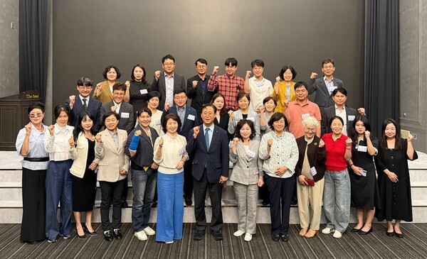 세종대학교 김대종 경영학부 교수(앞줄 가운데 남성)가 29일 대구 매일신문 탑리더스 아카데미 강사로 초청 받아 특강을 진행했다. 사진은 특강 참석자들과 기념사진 촬영을 하는 모습이다.  사진=세종대학교