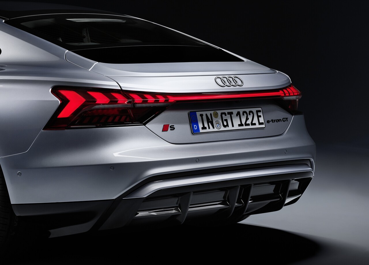 부분변경된 ‘더 뉴 아우디 S e-트론 GT’의 후면부. 105kWh 리튬이온 배터리를 탑재해 1회 충전 시 복합 기준 420km를 주행할 수 있으며, S 전용 디자인과 매트릭스 LED 테일라이트가 적용됐다. 사진=아우디