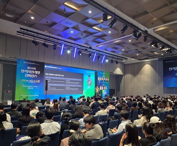 지난달 26일 서울 강서구 코엑스 마곡에서 열린 '제19회 인적자원개발 컨퍼런스'에서 김준수 잡코리아 최고인사책임자(CHRO)가 강연하고 있다. 사진=잡코리아