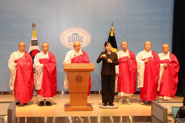 1일 오후 국회 소통관에서 '정치권의 종단 모욕 및 명예훼손 행위에 대한 엄중한 입장' 성명을 발표한 한국불교태고종 행정부원장 도성 스님(가운데) 사진=한국불교태고종