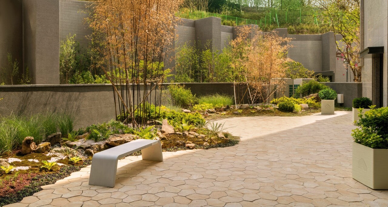 강릉 교동 아테라 업사이클링 커뮤니티 마당 전경. 폐자재를 재활용한 벤치와 식재포트(대형 화분) 등이 설치돼 입주민에게 휴식과 여가 공간을 제공하고 있다. 사진=금호건설