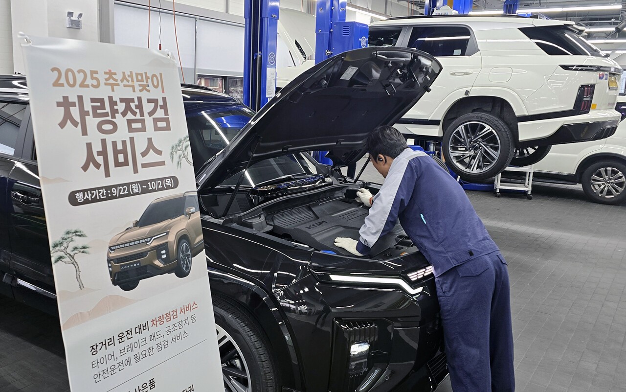 KGM은 추석 명절을 앞두고 오는 10월 2일까지 전국 315개 서비스 네트워크에서 KGM 전 차종을 대상으로 타이어, 브레이크 등 기본 점검과 전기차 특별 점검을 포함한 '추석 맞이 특별 차량 점검 서비스'를 실시한다. 사진=KG 모빌리티