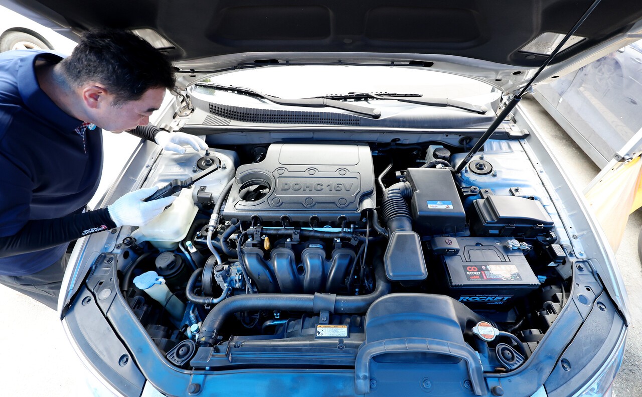 9월 18일 대구 중구청 주차장에서 열린 2025 추석맞이 비사업용 자동차 무상점검에서 정비사들이 차량 점검을 하고 있다. 사진=뉴시스