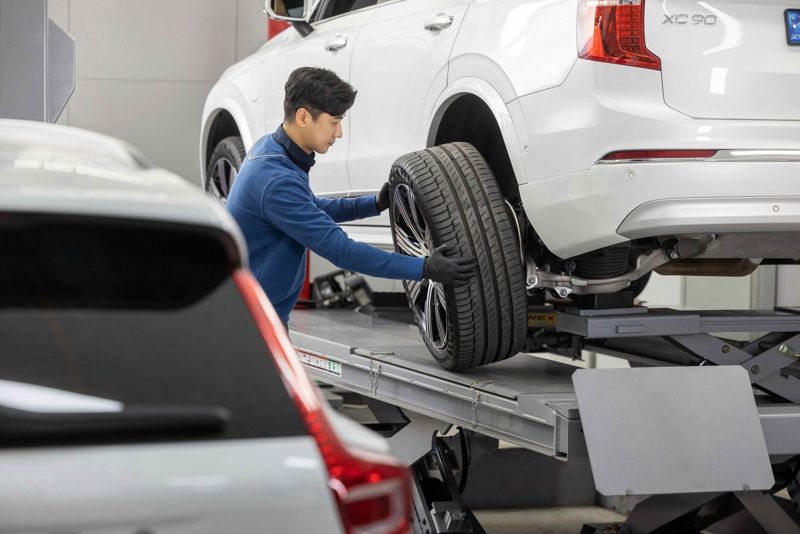 볼보자동차코리아가 정비사가 차량의 타이어를 점검하고 있다. 사진=볼보자동차코리아