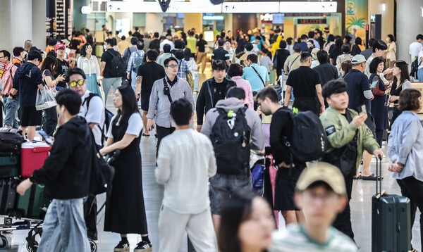 추석 연휴를 하루 앞둔 2일 제주국제공항 1층 도착장이 귀성객과 관광객이 몰려 혼잡을 이루고 있다. 사진=뉴시스