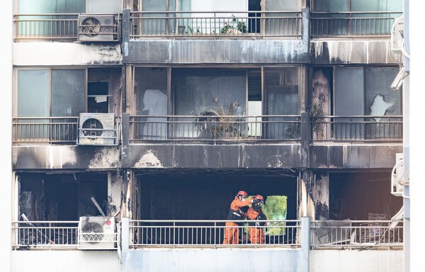지난 8월 18일 서울 마포구 창전동의 한 아파트 화재 현장에서 경찰·소방 관계자들이 합동감식을 벌이고 있다. 사진=뉴시스