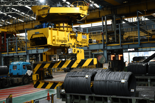 크레인이 제품 출하를 위해 선재 제품을 트레일러에 자동 상차하고 있다. 사진=포스코제철