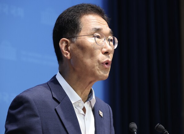 김주영 더불어민주당 의원이 지난달 17일 오전 서울 여의도 국회 소통관에서 열린 물류업계 가짜 3.3 위장고용 전수조사 촉구 기자회견에서 발언을 하고 있다. 사진=뉴시스