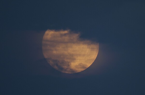 추석인 17일 인천 미추홀구 SSG랜더스파크 인근 하늘에 떠오른 보름달이 구름에 가려져 있다. 사진=뉴시스