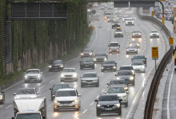 추석인 6일 오후 서울 서초구 경부고속도로 잠원IC 인근에 귀경 차량 행렬이 늘어나고 있다.  사진=뉴시스