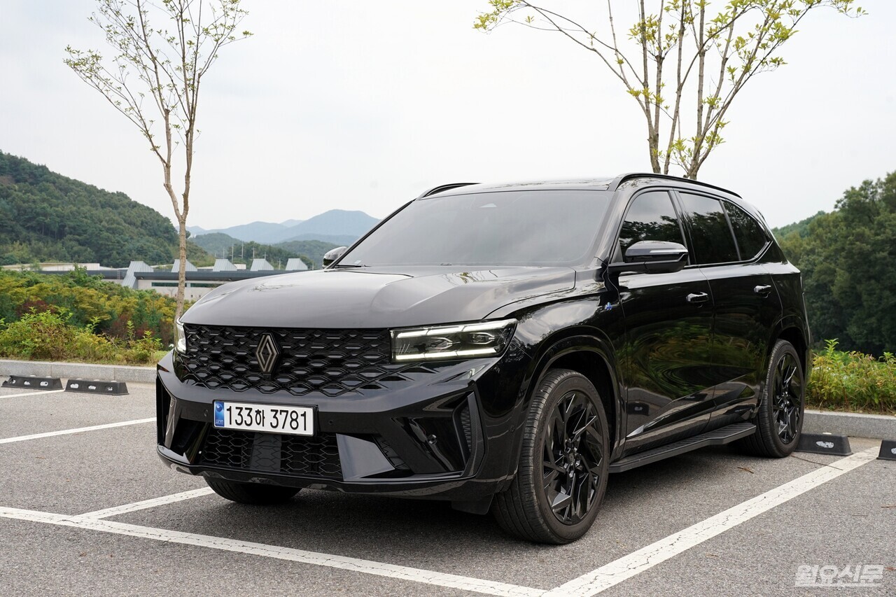 전용 블랙 외장 컬러와 입체적인 로장주 그릴이 어우러져 세련된 인상을 완성했다. 사진=김윤겸 기자