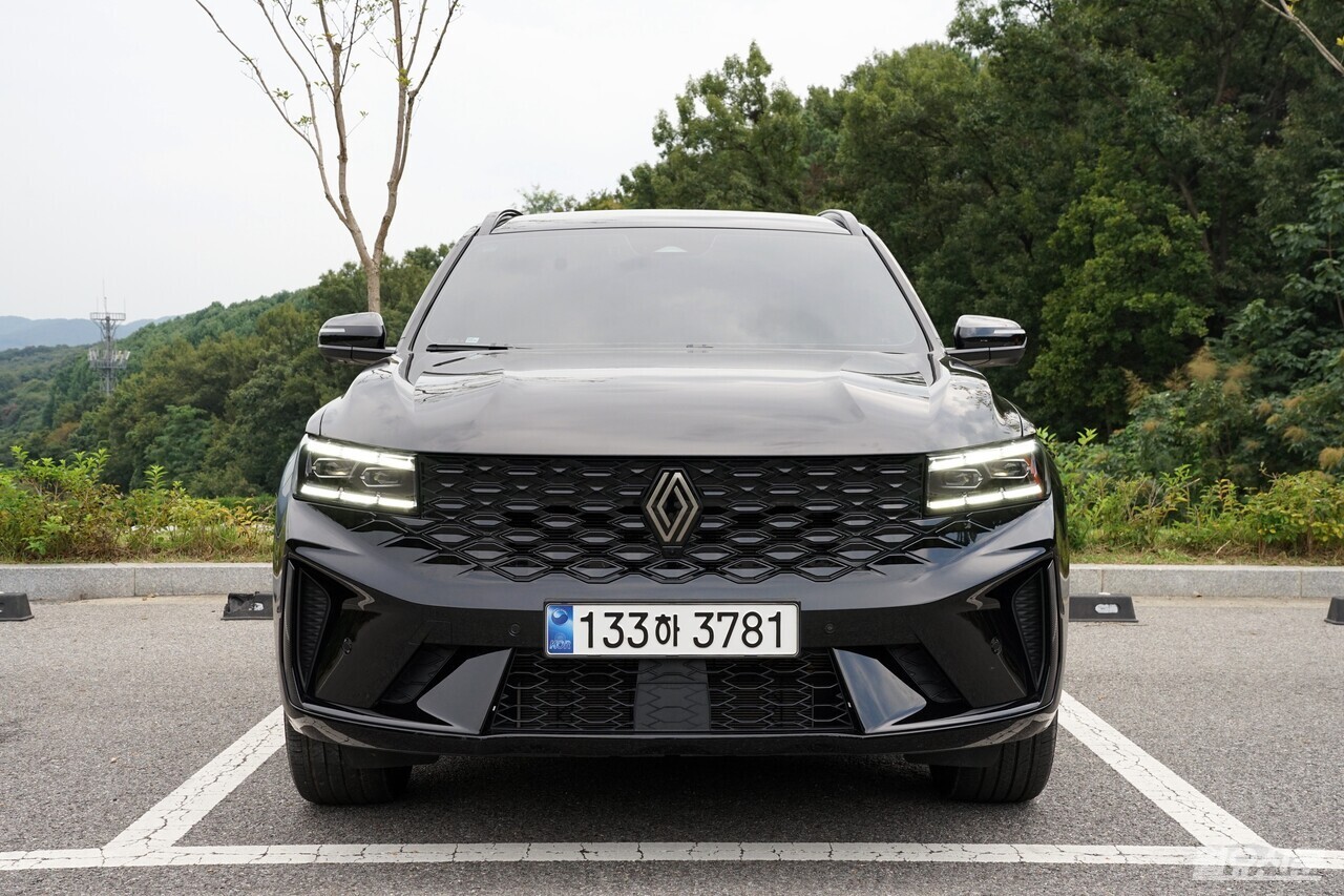 알핀 전용 라디에이터 그릴과 하이그로시 블랙의 대비가 강렬한 존재감을 드러낸다. 사진=김윤겸 기자