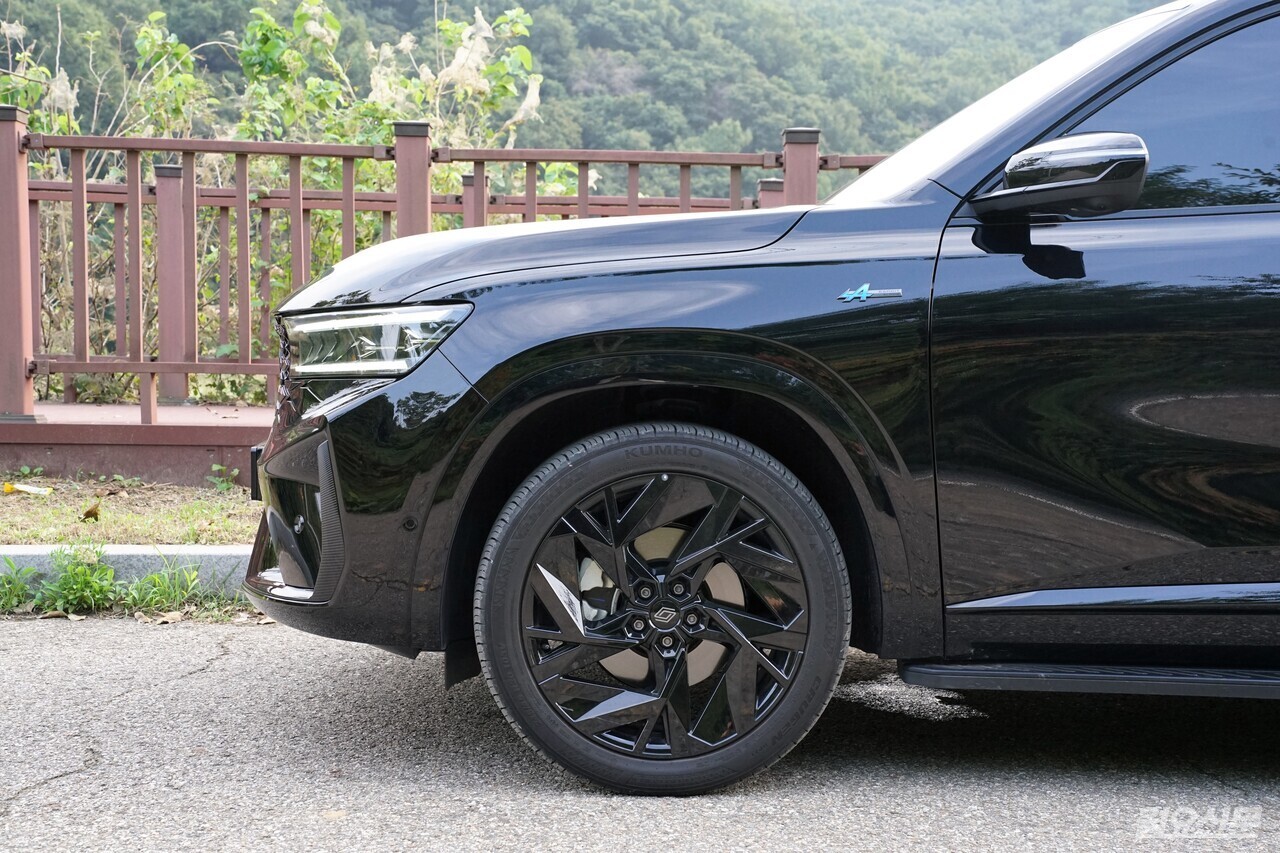 그랑 콜레오스 누아르의 20인치 피크 알로이 블랙 휠. 알핀 전용 엠블럼과 함께 스포티한 감각을 강조했다. 사진=김윤겸 기자