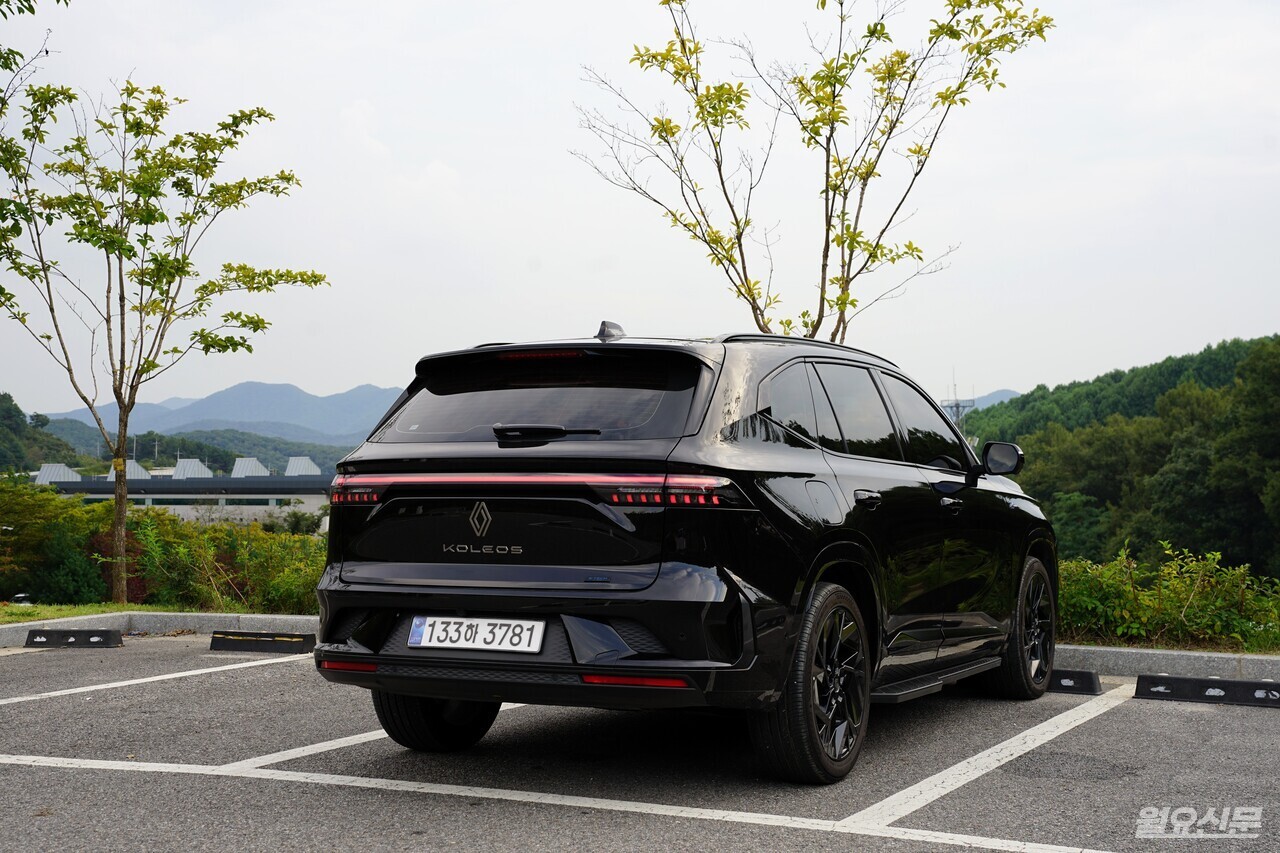 수평형 리어램프와 블랙 하이그로시 마감이 조화를 이루며 프렌치 감성의 세련미를 완성했다. 사진=김윤겸 기자