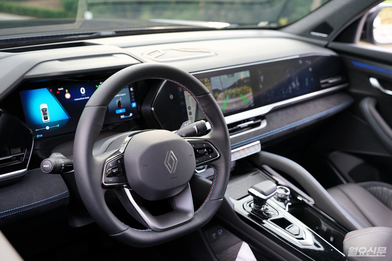 12.3인치 클러스터와 오픈R 파노라마 스크린이 조화를 이뤄 미래지향적인 분위기를 자아낸다. 사진=김윤겸 기자