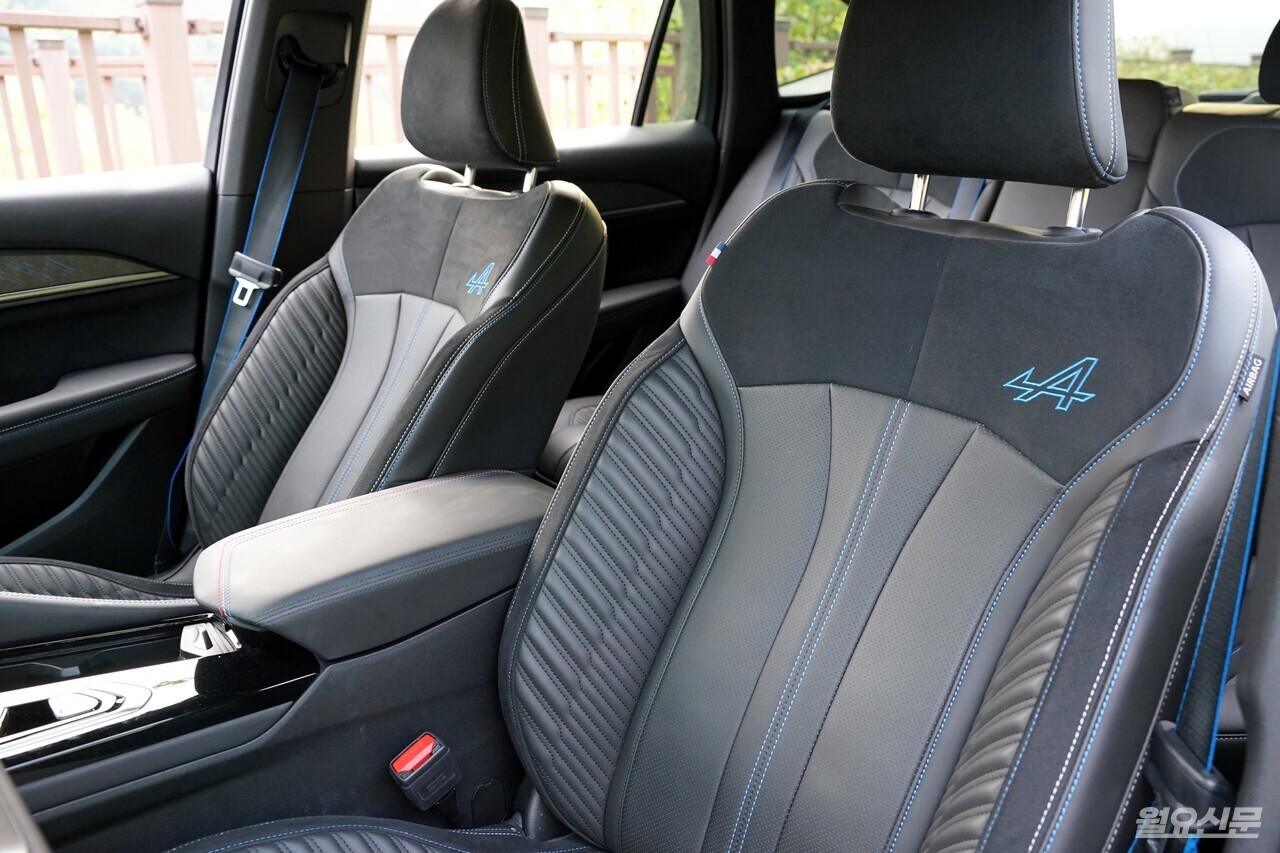 알칸타라 소재와 알핀 로고 자수가 어우러져 고급스럽고 스포티한 인테리어를 완성했다. 사진=김윤겸 기자