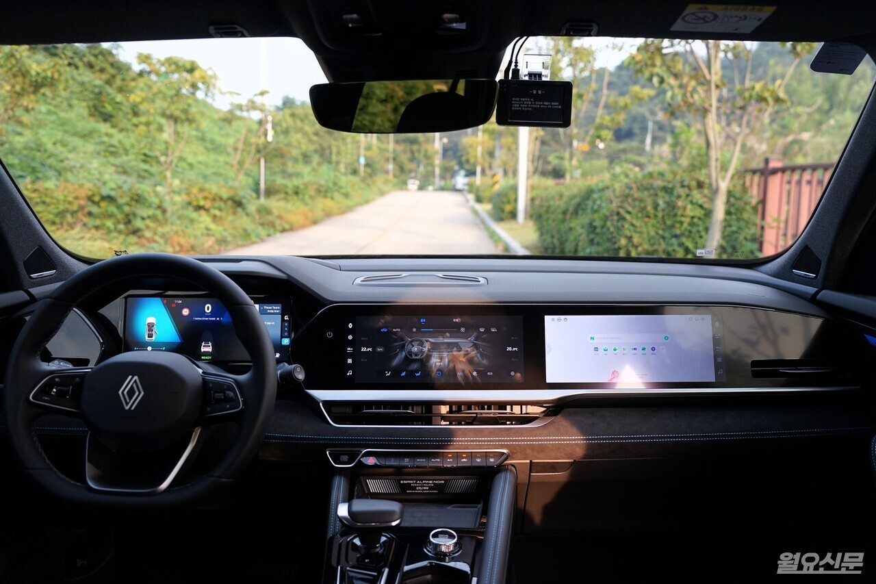 운전석부터 동승석까지 이어진 오픈R 파노라마 스크린이 실내 전체를 하나의 디지털 공간으로 연결한다. 사진=김윤겸 기자