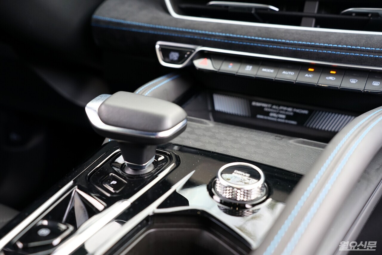 컴팩트한 기어 셀렉터와 주행 모드 다이얼이 적용돼 조작 편의성과 디자인 완성도를 높였다. 다만 하이그로시 소재가 고급스러운 시각적 효과를 주지만 지문이 쉽게 남는 점은 아쉽다. 사진=김윤겸 기자