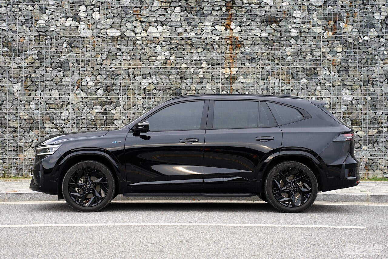 매끄럽게 떨어지는 루프라인과 균형 잡힌 비율이 중형 SUV다운 안정감을 보여준다. 사진=김윤겸 기자