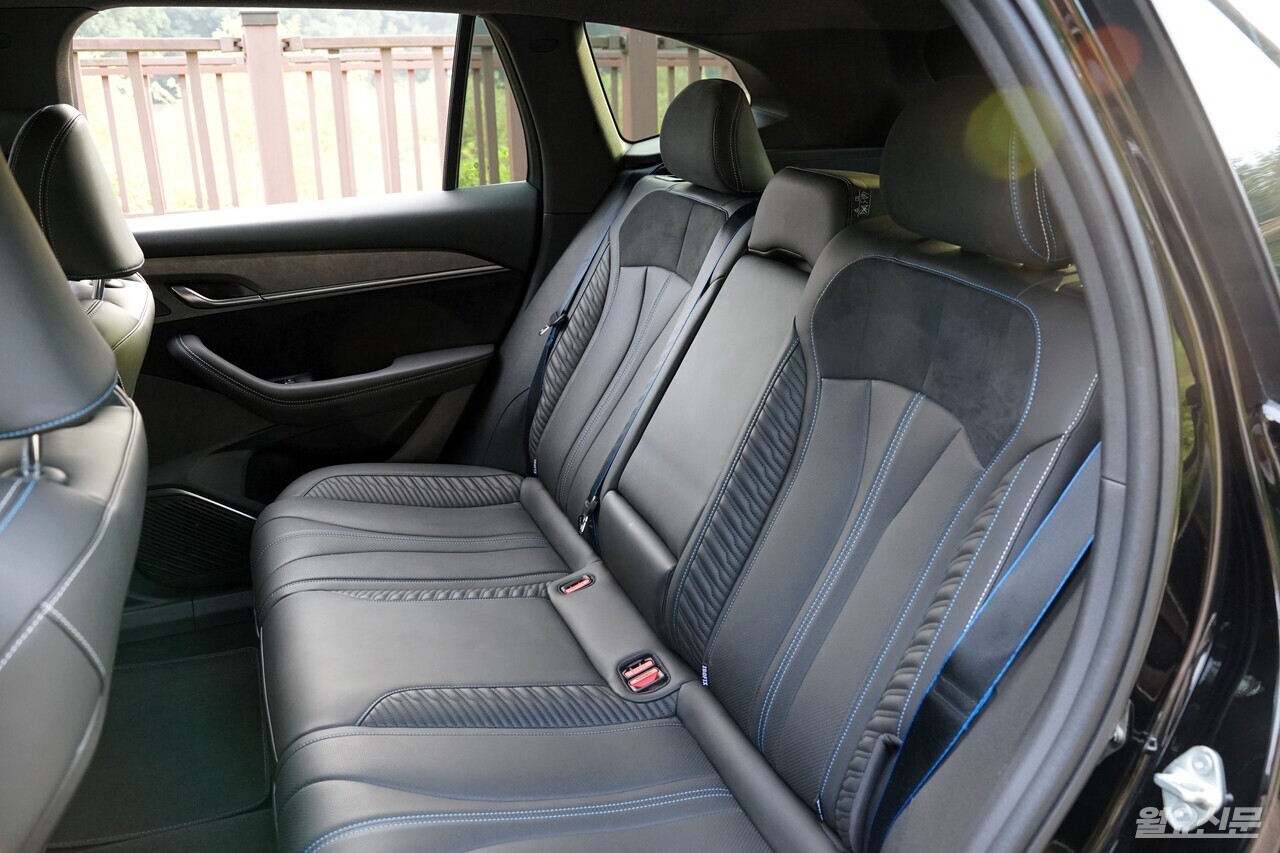 뒷자리는 두터운 쿠션과 여유로운 다리 공간이 장시간 주행에도 쾌적한 승차감을 보여준다. 사진=김윤겸 기자