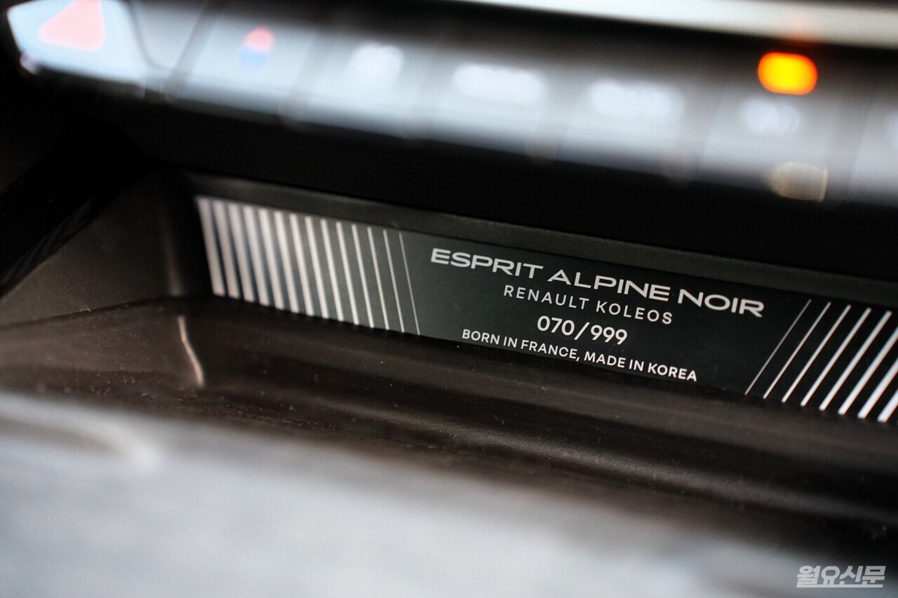'070/999' 각인이 새겨진 플레이트가 999대 한정 모델의 희소성을 보여준다. 사진=김윤겸 기자