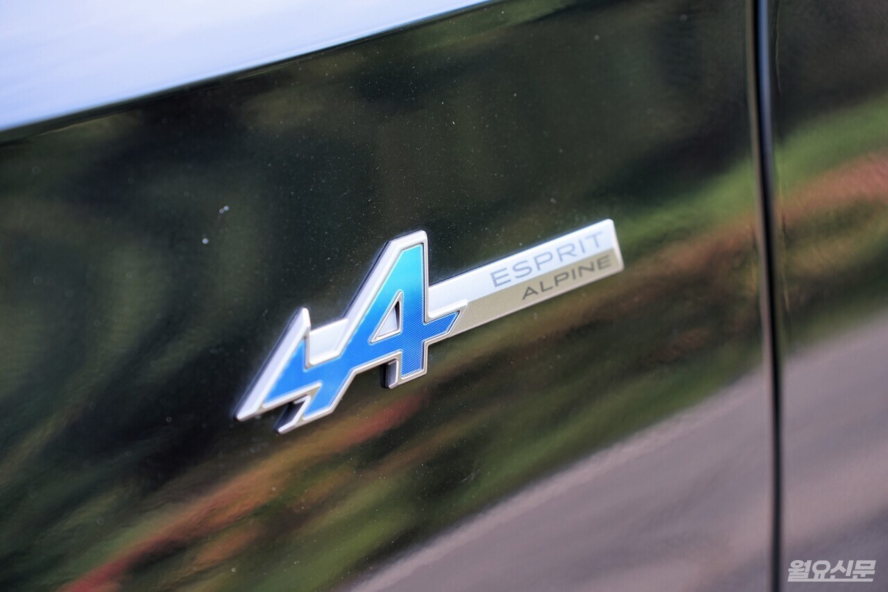차체 외부에 블루 포인트가 더해져 에스프리 알핀 누아르만의 정체성과 스포티한 감각을 강조했다. 사진=김윤겸 기자