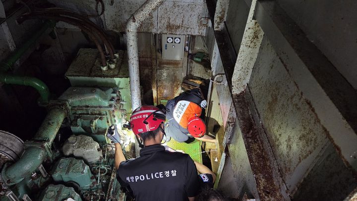 7일 오전 8시11분에 전남 여수시 묘도대교 인근 해상에서 200t급 펌프준설선이 침수되고 있다는 신고가 접수돼 해경이 현장에서 배수 작업을 벌이고 있다.