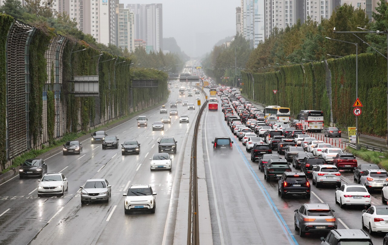 추석 당일인 6일 오후, 서울 서초구 경부고속도로 잠원IC 인근 구간에서 귀경 차량이 몰리며 차량 행렬이 길게 이어지고 있다. 사진=뉴시스