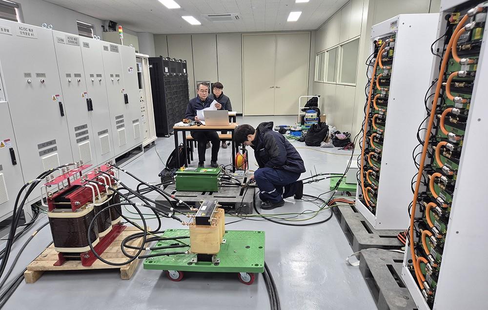 한국해양교통안전공단 목포지사 관할 서남권 스마트선박안전지원센터에서 선박 전기추진시스템 성능시험장비를 활용해 성능 점검을 진행하고 있다. 사진=뉴시스