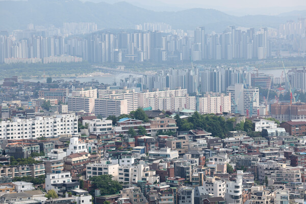 서울 남산에서 바라본 시내 주택단지. 사진=뉴시스
