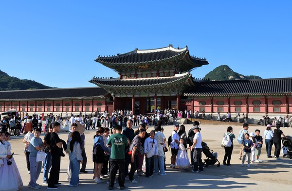 추석 연휴 엿새째인 8일 오후 서울 종로구 경복궁이 시민들과 내외국인 관광객들로 북적이고 있다. 사진=뉴시스