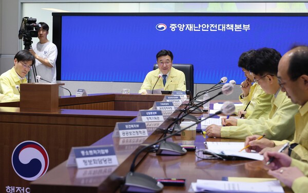 윤호중 행정안전부 장관이 9일 오전 중앙재난안전대책본부(중대본) 회의를 주재하고 있다. 사진=뉴시스