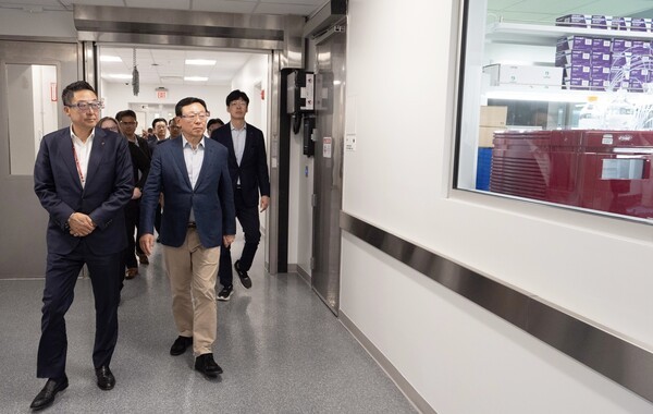 신동빈 롯데그룹 회장(왼쪽 두번째)이 5일 미국 뉴욕주에 위치한 롯데바이오로직스 시러큐스 바이오 캠퍼스를 찾아 올 3월 준공 후 본격 가동에 들어간 ADC 생산 시설을 시찰하고 있다. 사진=롯데지주