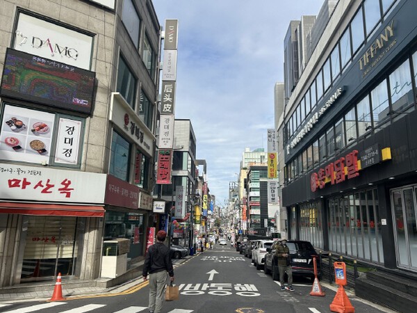 신사 세로수길 골목. 사진=강남구청