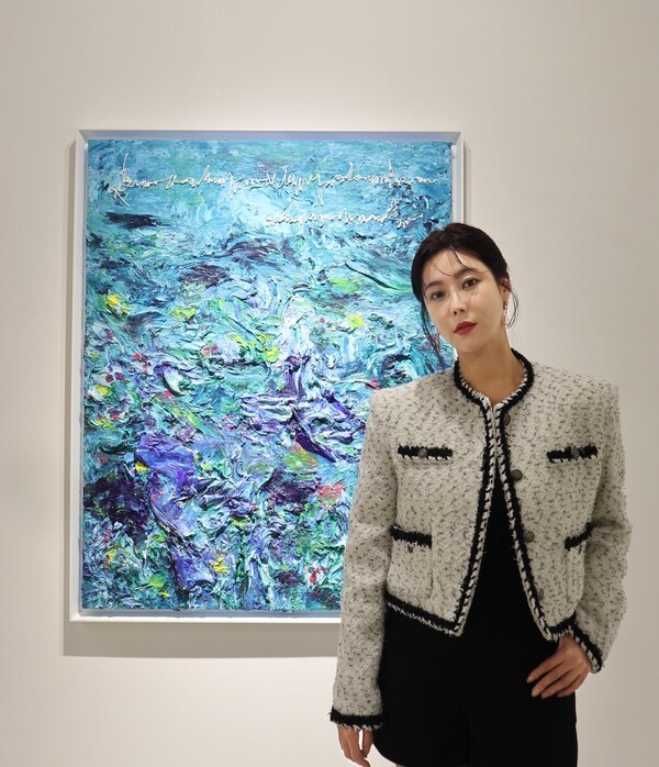 시각 예술가 권지안 씨가 자신의 작품 앞에서 포즈를 취하고 있다. 사진=행복북구문화재단