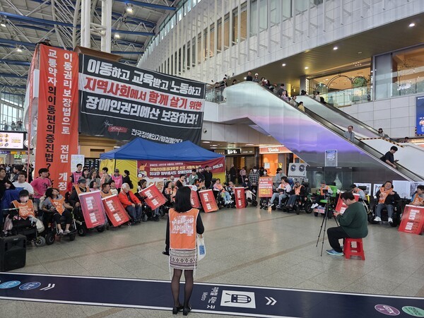 장애인단체들이 교통약자법 전면 개정을 촉구하며 연휴기간 내내 서울역에서 농성을 벌였다. 사진=뉴시스