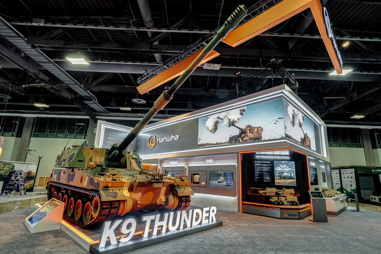 한화에어로스페이스가 미국 워싱턴DC에서 열린 ‘AUSA 2025’ 전시회에 마련한 전시 부스 전경. 대표 전시품인 차세대 자주포 K9A2 실물이 전시됐다. 사진=한화에어로스페이스