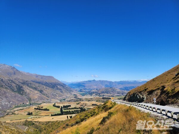 뉴질랜드 남섬 와나카에서 퀸스타운으로 넘어가는 길. 사진=윤노리 작가