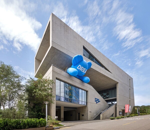 JCC 개관 10주년을 기념해 전시된 임지빈 작가의 대형 베어 벌룬 작품 ‘EVERYWHERE’. 사진=재능교육