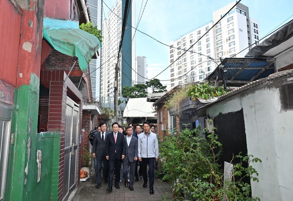 오세훈 서울시장과 국민의힘 지도부가 24일 서울 노원구 상계5재정비촉진구역을 방문했다. 사진=뉴시스