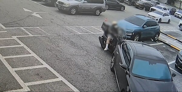 보험사기 일당이 승용차 뒷부분으로 오토바이를 고의로 접촉하는 장면. 사진=경기북부경찰청
